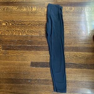 Lululemon align 25” size 6 embossed black